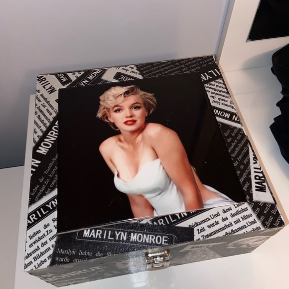 Beautiful Marilyn Monroe Utility Box - Picture 1 of 5